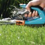 Gardena Comfort Grasschere in Aktion: Rasenkantenschnitt mit drehbarer Klinge und Spezialgriff.