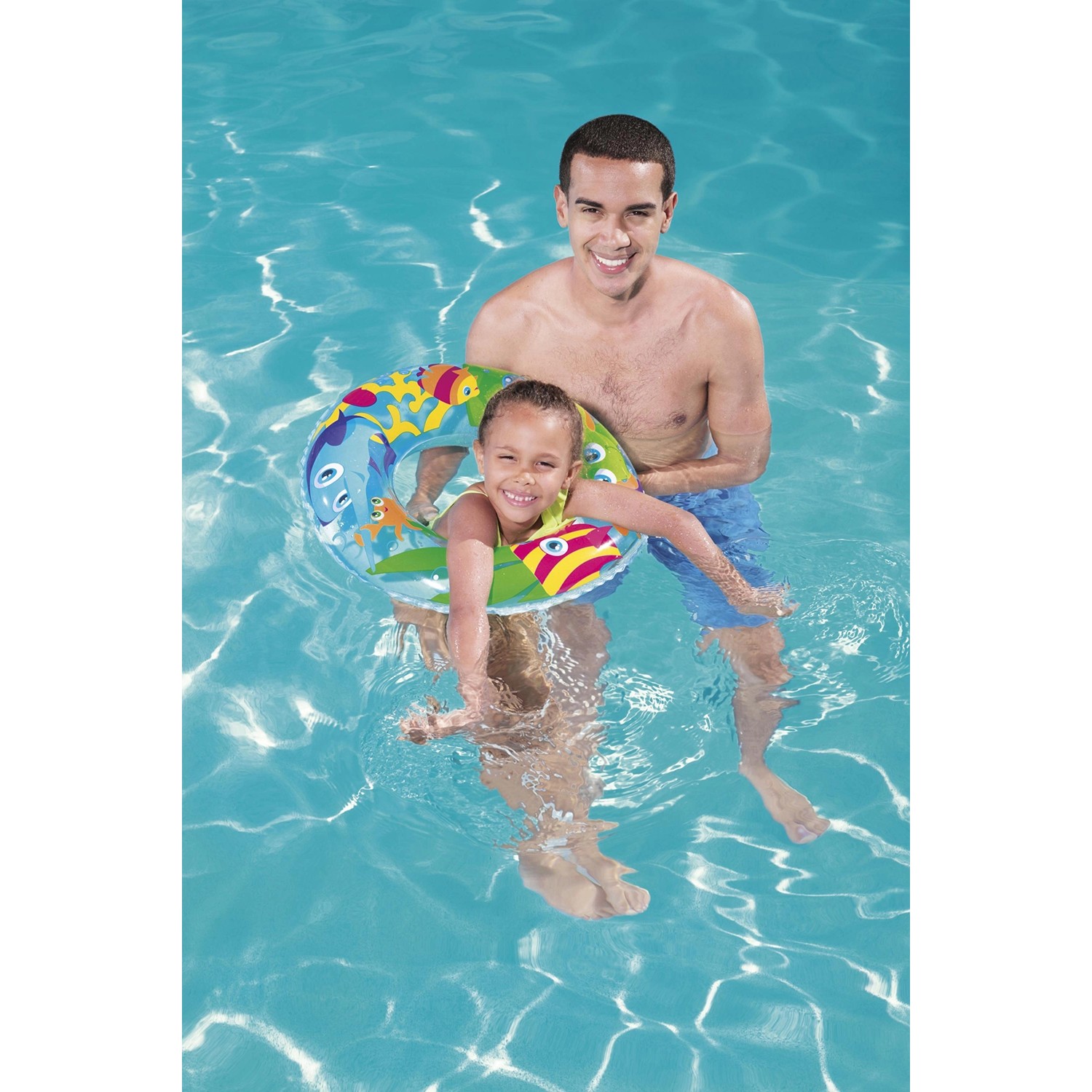 Kind mit Bestway Schwimmring Aquarium (Ø 56cm) im Pool, begleitet von einem Erwachsenen.