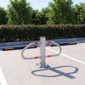 Silberner, klappbarer Wiltec Parkplatzbügel aus Stahl mit roten Reflektoren auf einem Parkplatz.