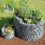 Bellissa Gabionen-Kräuterspirale, kleine Ausführung befüllt mit Steinen und Kräutern.