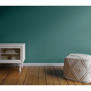 Wand in mattem Pfauengrün mit CREATE! by OBI Lieblingsfarben. Weißes Sideboard und Pouf im Raum.