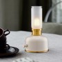 PR Home Frida Tischleuchte: Retro-Design Innenleuchte in Weiß und Gold mit warmem Licht.