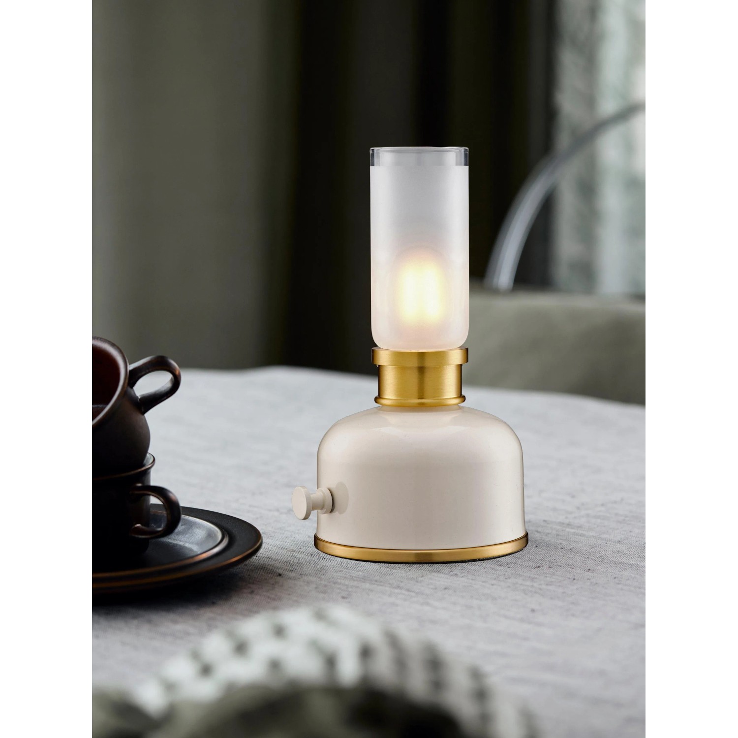 PR Home Frida Tischleuchte: Retro-Design Innenleuchte in Weiß und Gold mit warmem Licht.