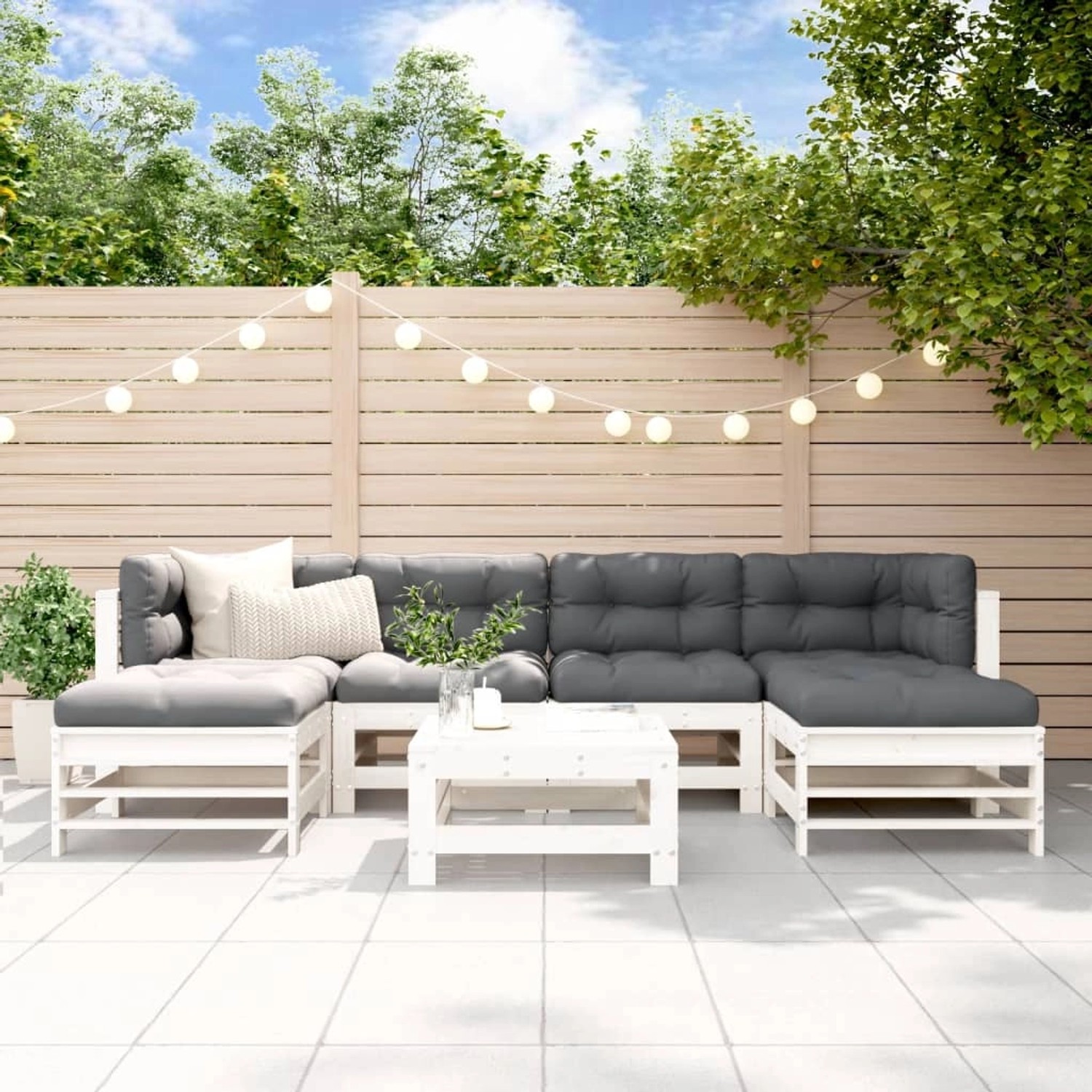 Weißes 7-tlg. Garten Lounge Set aus Holz mit anthrazitfarbenen Kissen und Tisch. Ideal für Terrasse und Garten.