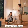 Szene mit Philips Smart GU10 LED-Spot: Paar im Wohnzimmer, steuerbar per Sprache.