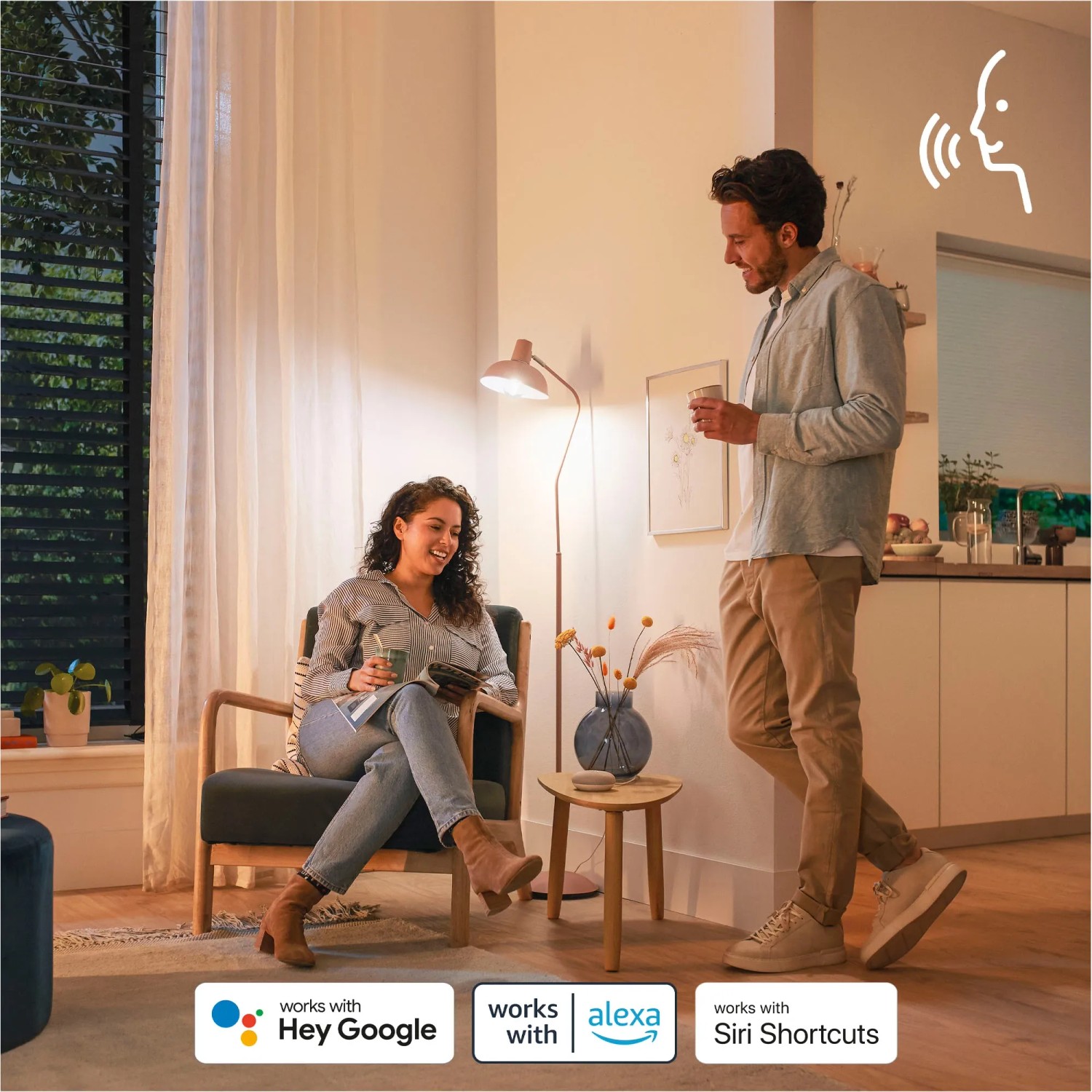 Szene mit Philips Smart GU10 LED-Spot: Paar im Wohnzimmer, steuerbar per Sprache.