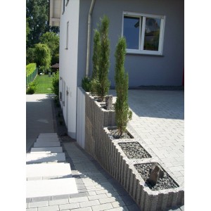 Begrünte Hangbefestigung mit grauen Pflanzsteinen (40x30x25 cm).