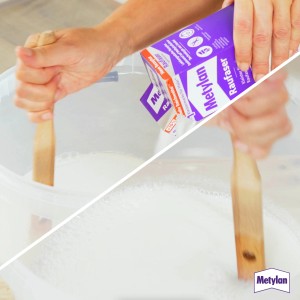 Anrühren von Metylan Raufaser Tapetenkleister im Eimer mit Rührholz. Transparent trocknend.