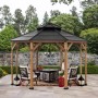 Sunjoy Gazebo Eggi Zedernholz, 4x4m, anthrazitfarbenes Dach, mit Sitzgruppe im Garten.