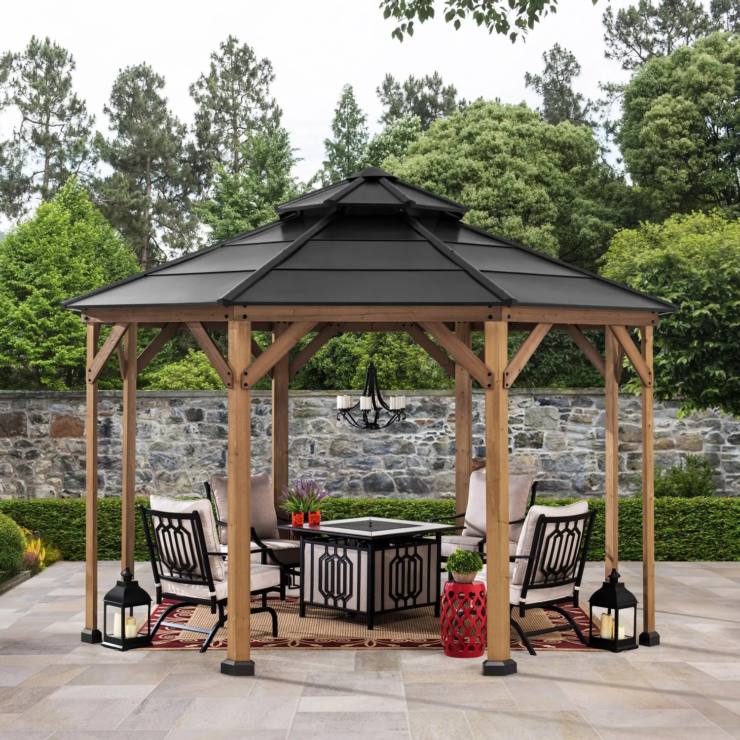 Sunjoy Gazebo Eggi Zedernholz, 4x4m, anthrazitfarbenes Dach, mit Sitzgruppe im Garten.