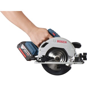 Bosch Professional Akku-Handkreissäge GKS 18 V-57 Solo mit Hand und Akku. Handkreissäge für Holz.