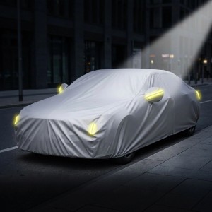 Silberne Autoabdeckplane mit leuchtenden Reflektorstreifen schützt Limousine nachts auf der Straße vor UV-Strahlung.