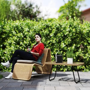Outsunny Gartentisch aus PE-Rattan in Naturholz-Optik mit Glasplatte und schwarzen Stahlbeinen auf Terrasse.