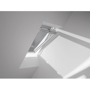 Velux Hitzeschutz-Markise, schwarz, am Dachfenster montiert.