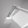 Velux Hitzeschutz-Markise, schwarz, am Dachfenster montiert.