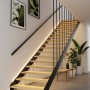 Paulmann MaxLED Stair LED-Streifen beleuchten moderne Holztreppe. Warme Treppenbeleuchtung für stilvolles Ambiente.