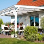 Weiße Skan Holz Terrassenüberdachung Ancona aus Leimholz mit Polycarbonat-Doppelstegplatten.