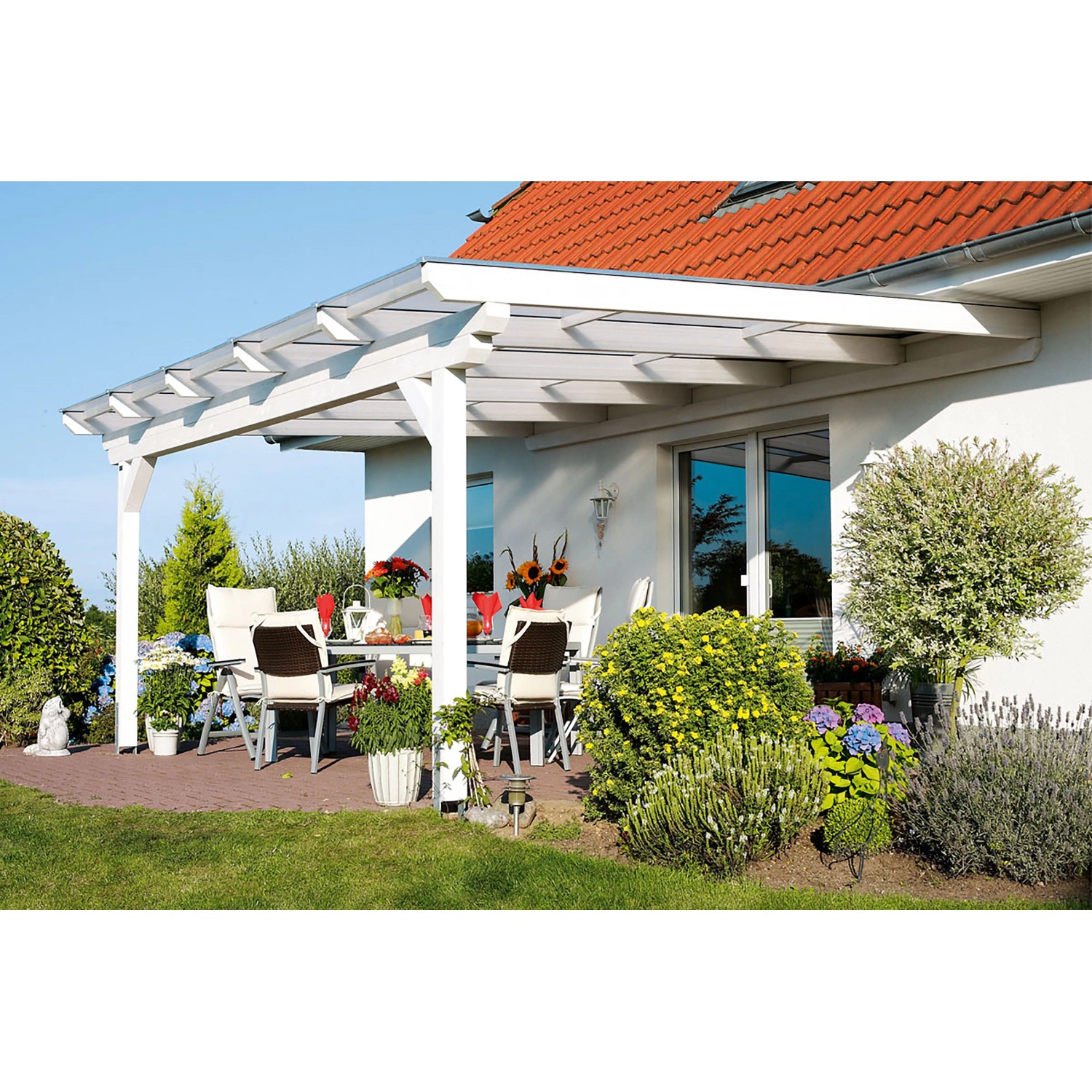 Weiße Skan Holz Terrassenüberdachung Ancona aus Leimholz mit Polycarbonat-Doppelstegplatten.