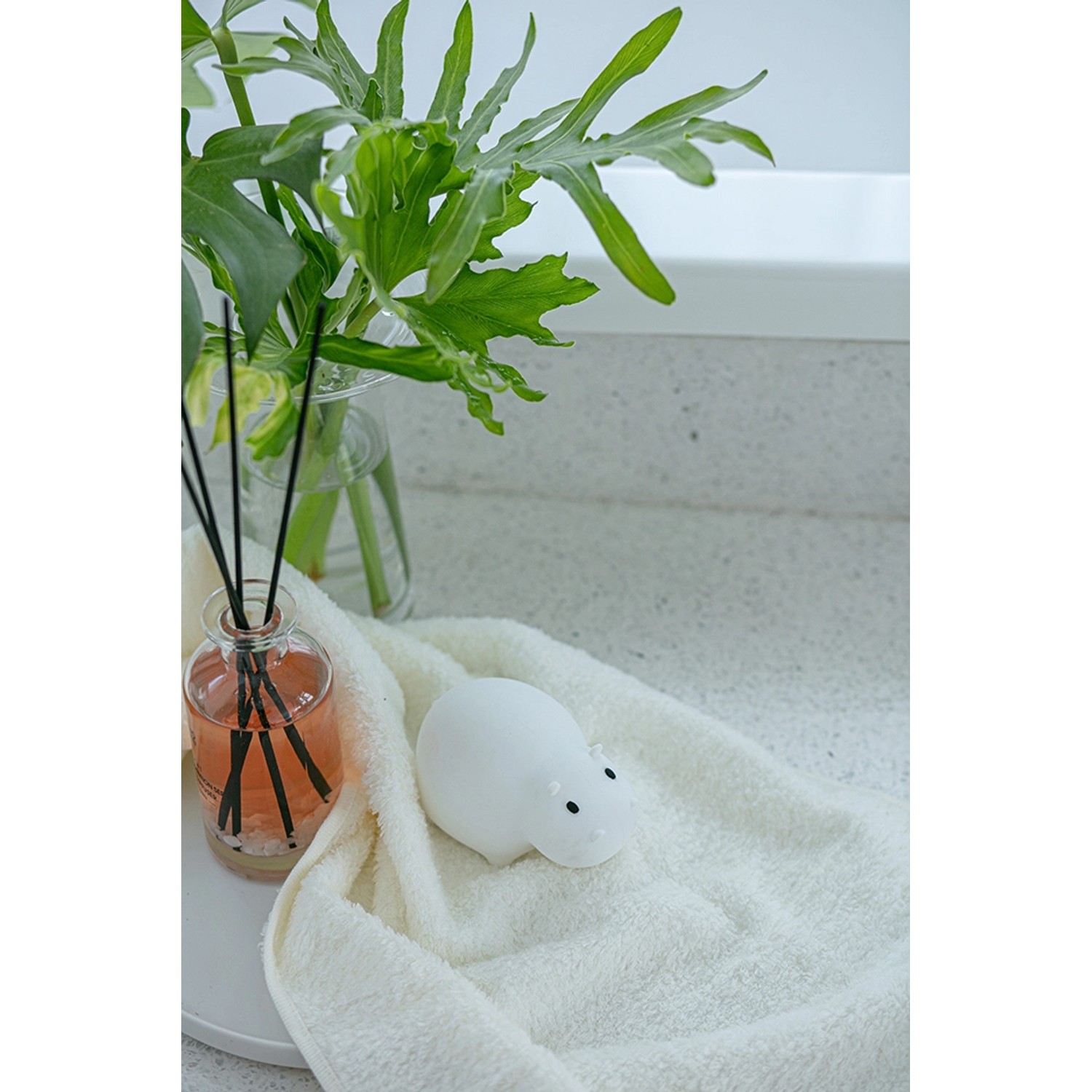 MegaLight LED Kinder-Badelicht Swimmy Hippo auf Handtuch im Bad.