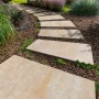 Diephaus Terrassenplatten Trapea PE2, sandweiß, 50x30x20x4 cm, als Gartenweg verlegt.
