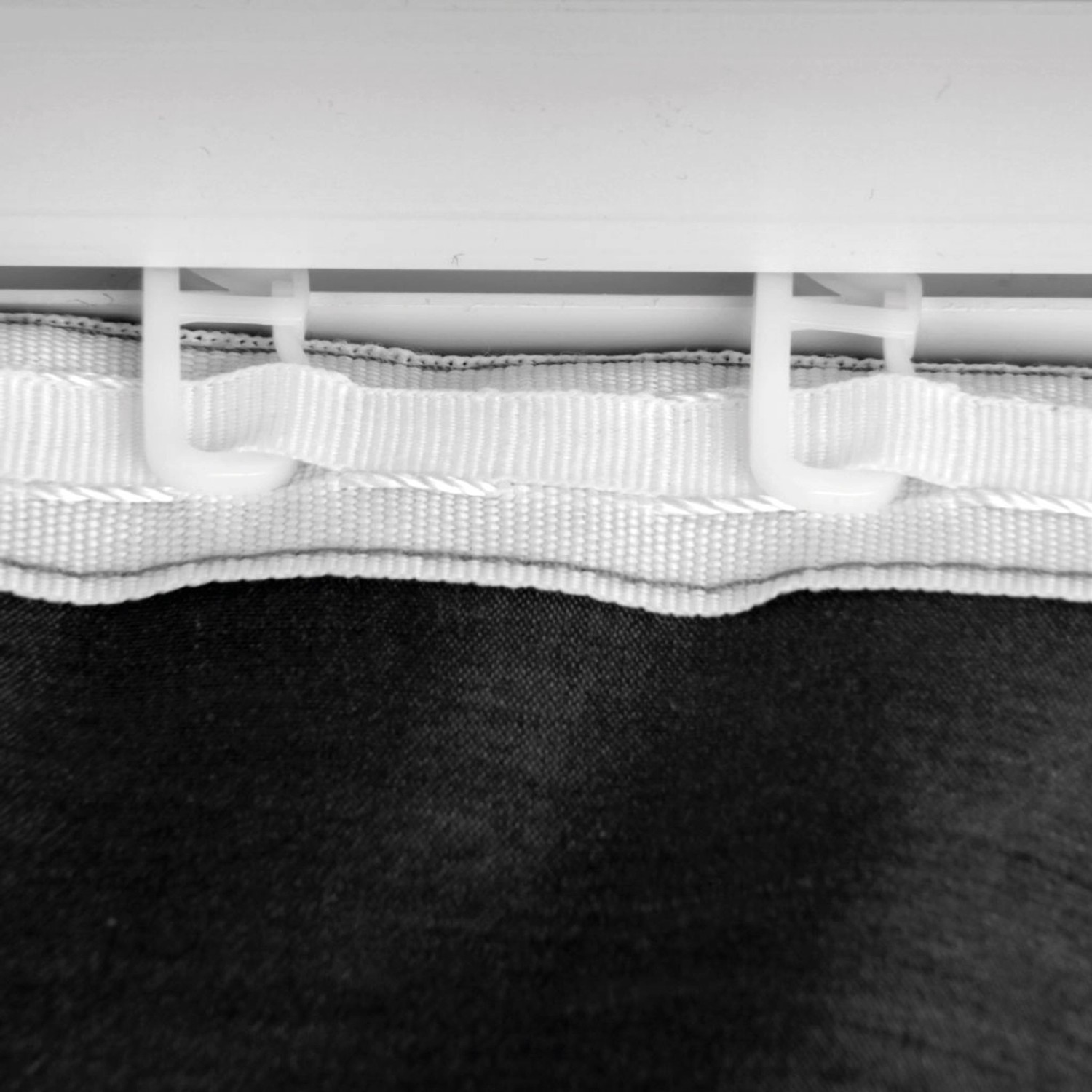 Detailaufnahme: Hellgrauer Dekoschal Alessia mit Universalband zur Befestigung an Fenstervorhangschiene.