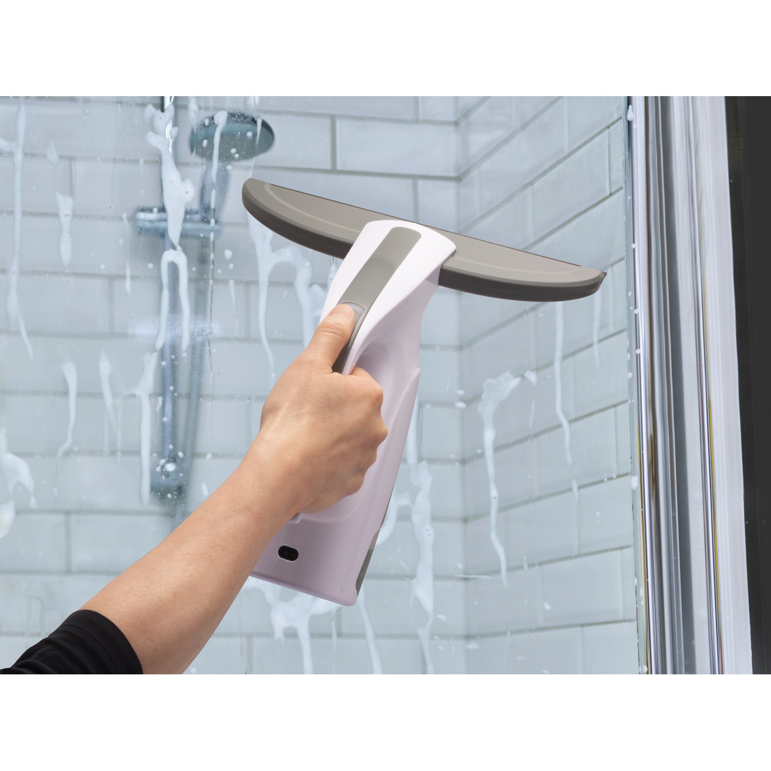 Akku-Fenstersauger mit Sprühflasche im Einsatz an einer Duschkabine.