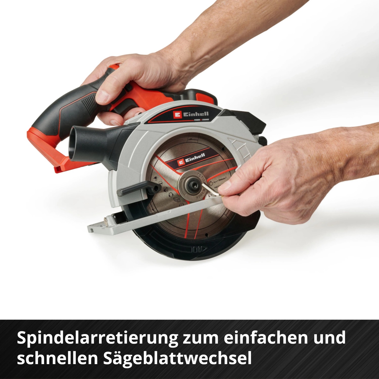 Einhell Akku-Handkreissäge TE-CS 18/165-1 Li Solo beim Sägeblattwechsel.