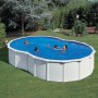 Ovaler Stahlwandpool Varadero (500x340x120 cm) in Weiß mit badenden Personen im Garten.