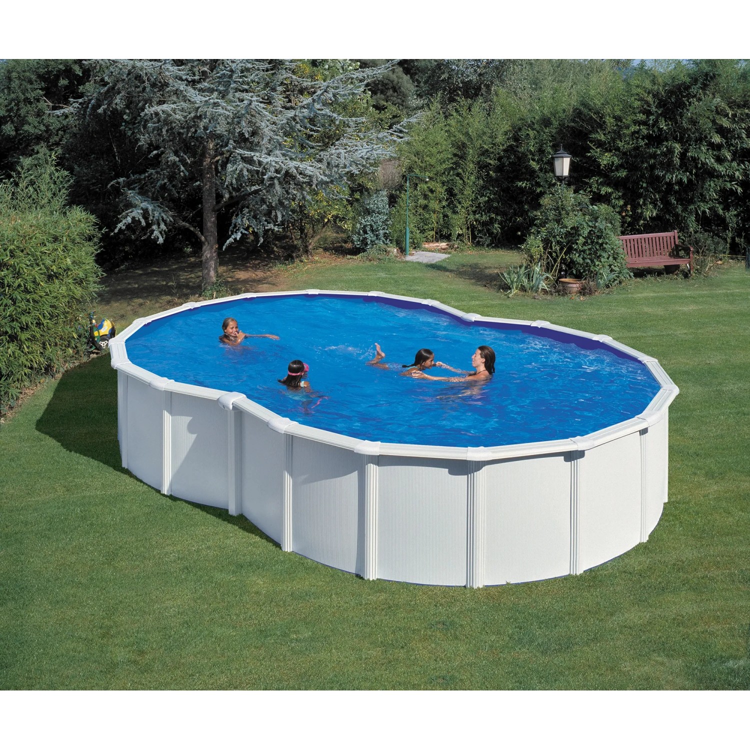 Ovaler Stahlwandpool Varadero (500x340x120 cm) in Weiß mit badenden Personen im Garten.