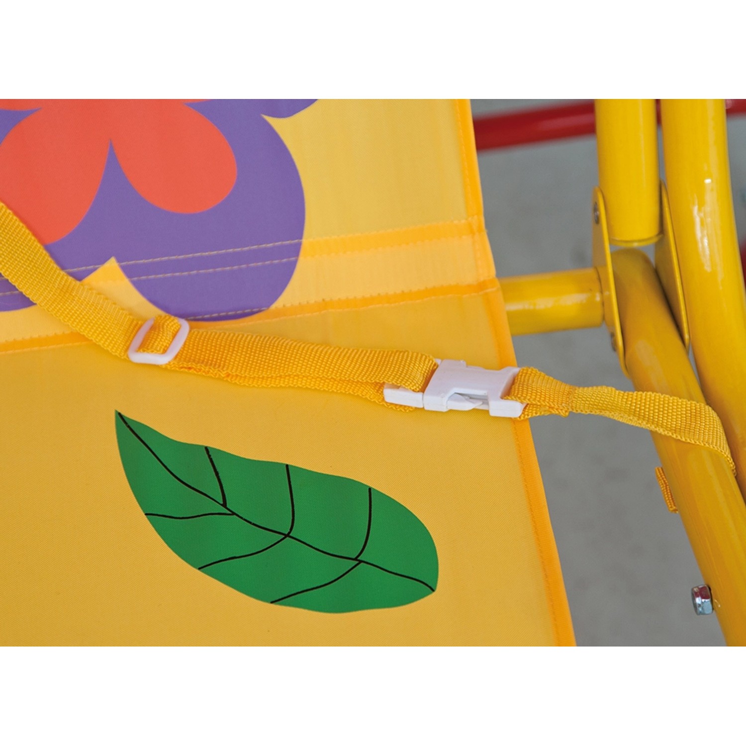 Detailaufnahme: Kinder-Hollywoodschaukel Marie mit Gurt und Marienkäfer-Motiv.