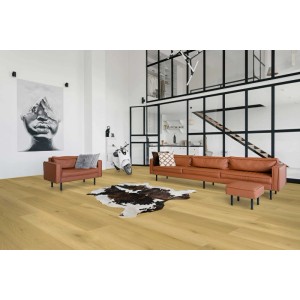 Klebe-Vinylboden Elia Oak in Lang- und Breitdielenoptik im modernen Wohnzimmer. Heller Eichenboden mit Holzmaserung.