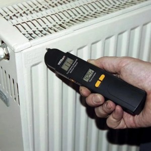Westfalia Feuchtigkeits- & Thermometer zur Messung an einer Heizung, schwarzes Kunststoffgehäuse.
