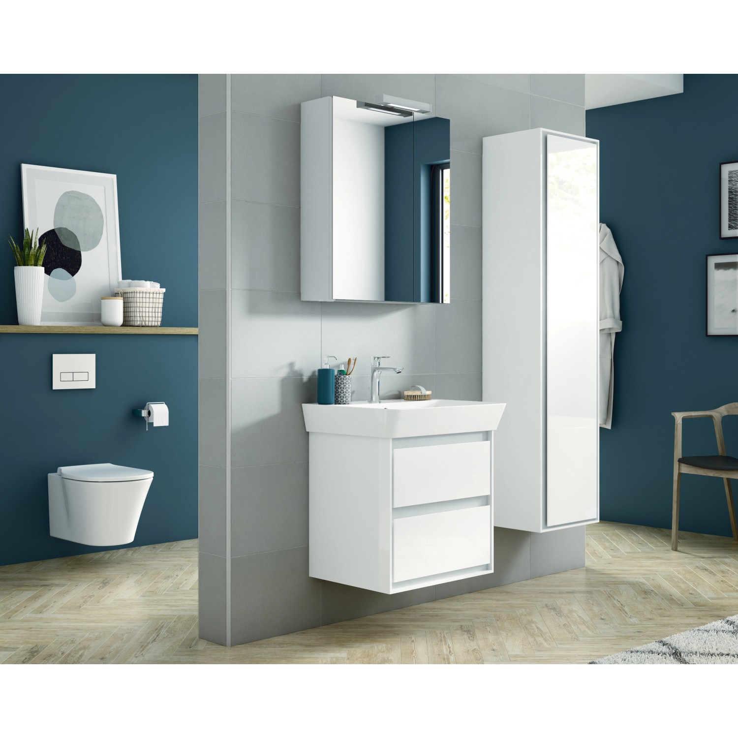 Modernes Badezimmer mit weißem Ideal Standard Connect Air Hochschrank (30 cm) und Waschtisch.