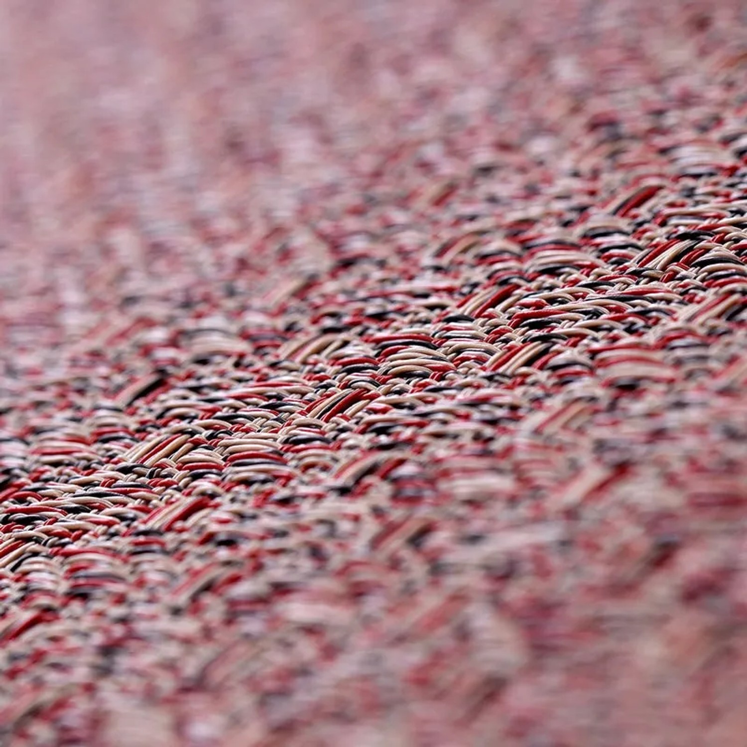Detailansicht des wetterfesten KARAT Outdoor Teppichs Messina in Rot, Beige und Schwarz.