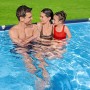 Familie im Bestway Stahlrahmenpool Steel Pro, 300x201x66 cm, dunkelblau, im Garten.