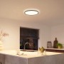 Schwarzes Philips Hue LED-Panel Tento, runde smarte Deckenleuchte mit Farbwechsel im modernen Küchenambiente.