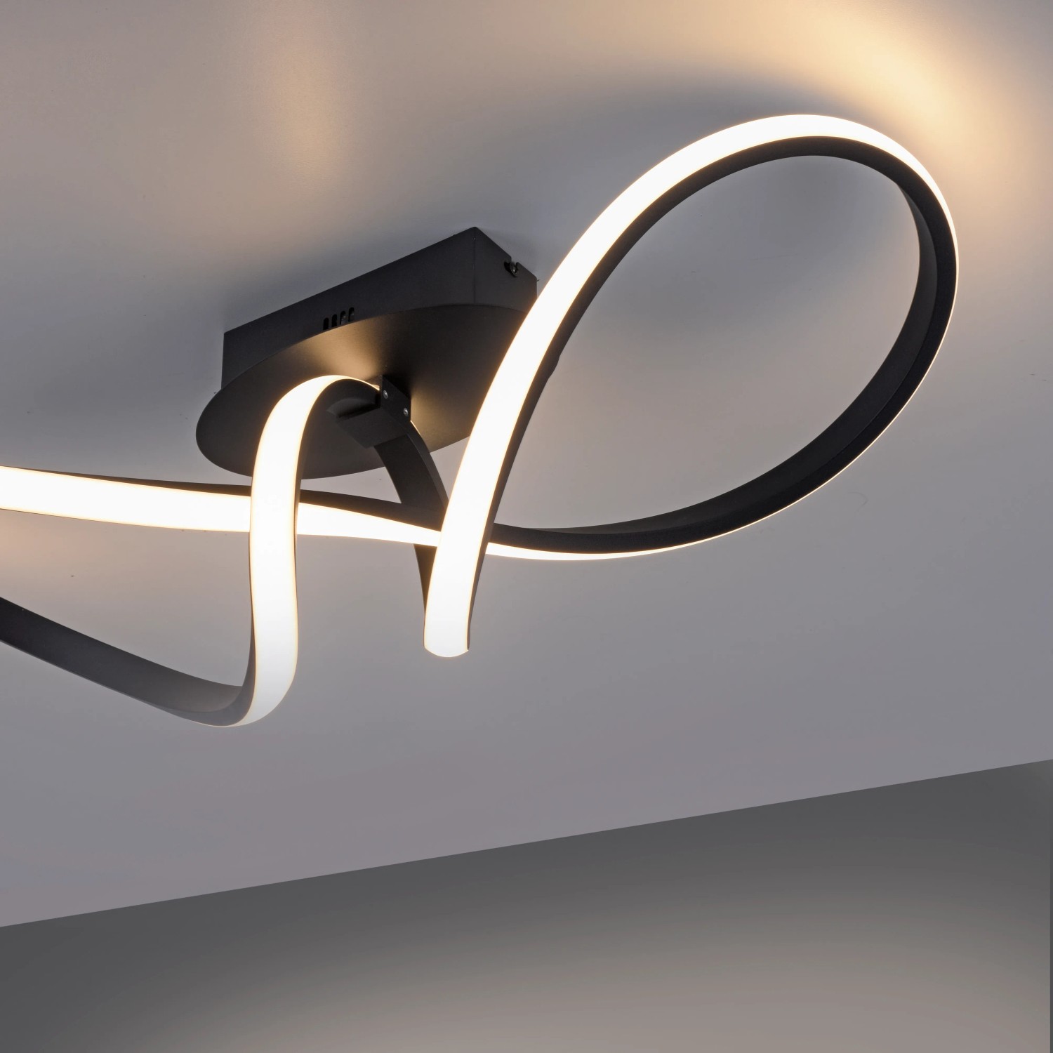 Moderne LED-Deckenleuchte Maria von Just Light, 61x24,5 cm, in Schwarz mit geschwungenem Design.