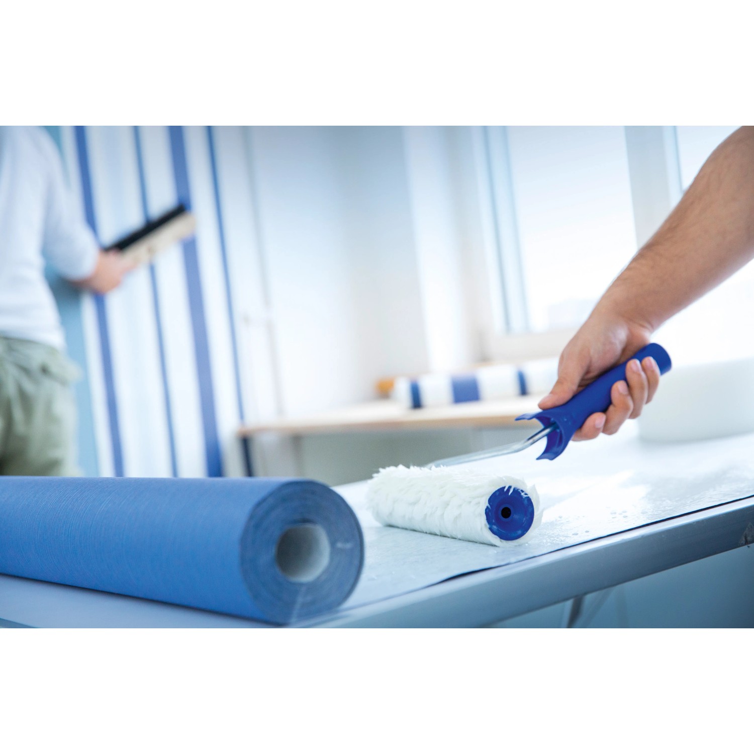 LUX Kleisterroller 18 cm mit blauem Griff und Rolle, ideal für Vliestapeten.