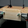 Metabo Multifunktionstisch MWB 100 als Werkbank mit Holzplatte und Zwingen.