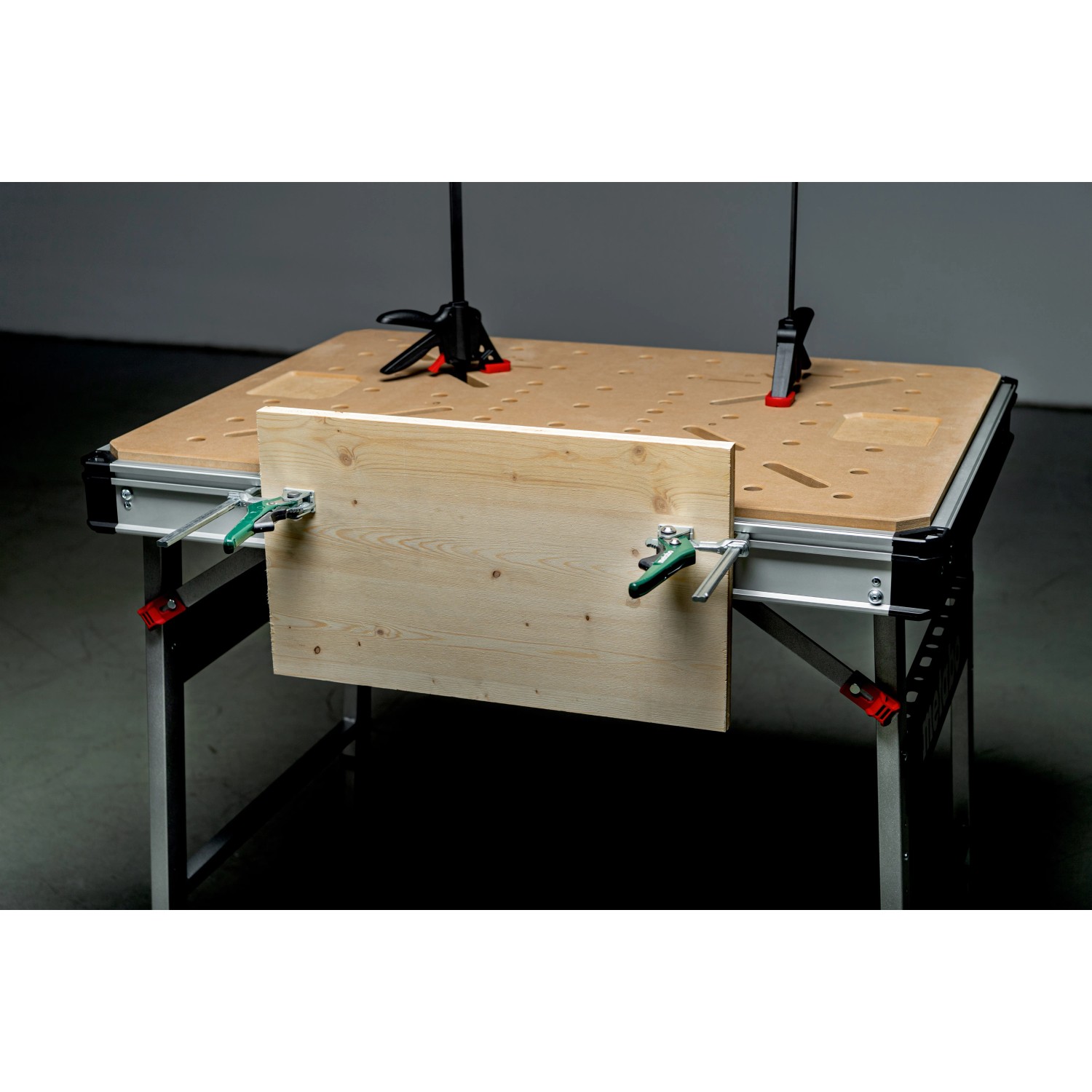 Metabo Multifunktionstisch MWB 100 als Werkbank mit Holzplatte und Zwingen.