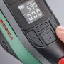 Bosch EasyPump Akku-Druckluftpumpe: Nahaufnahme des Displays und der Bedienelemente.