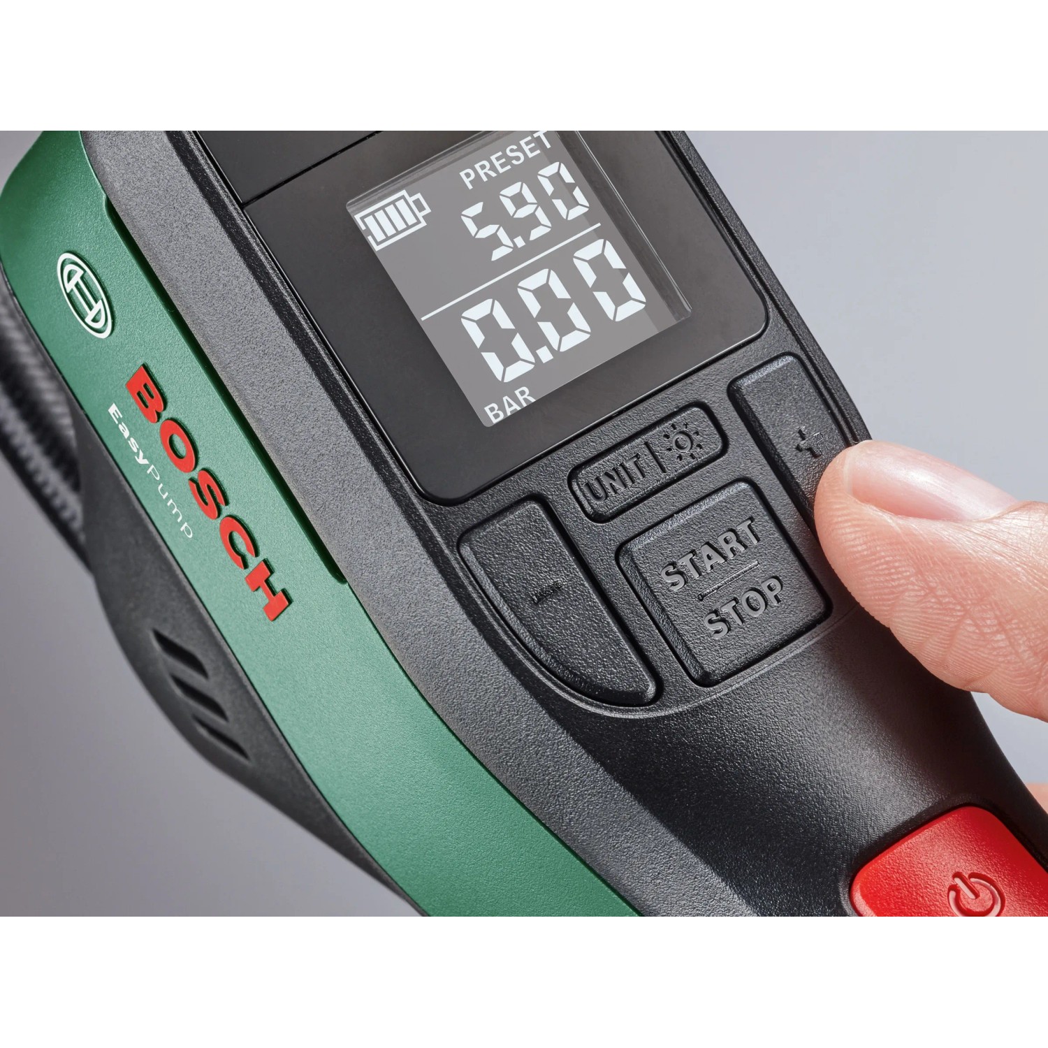 Bosch EasyPump Akku-Druckluftpumpe: Nahaufnahme des Displays und der Bedienelemente.