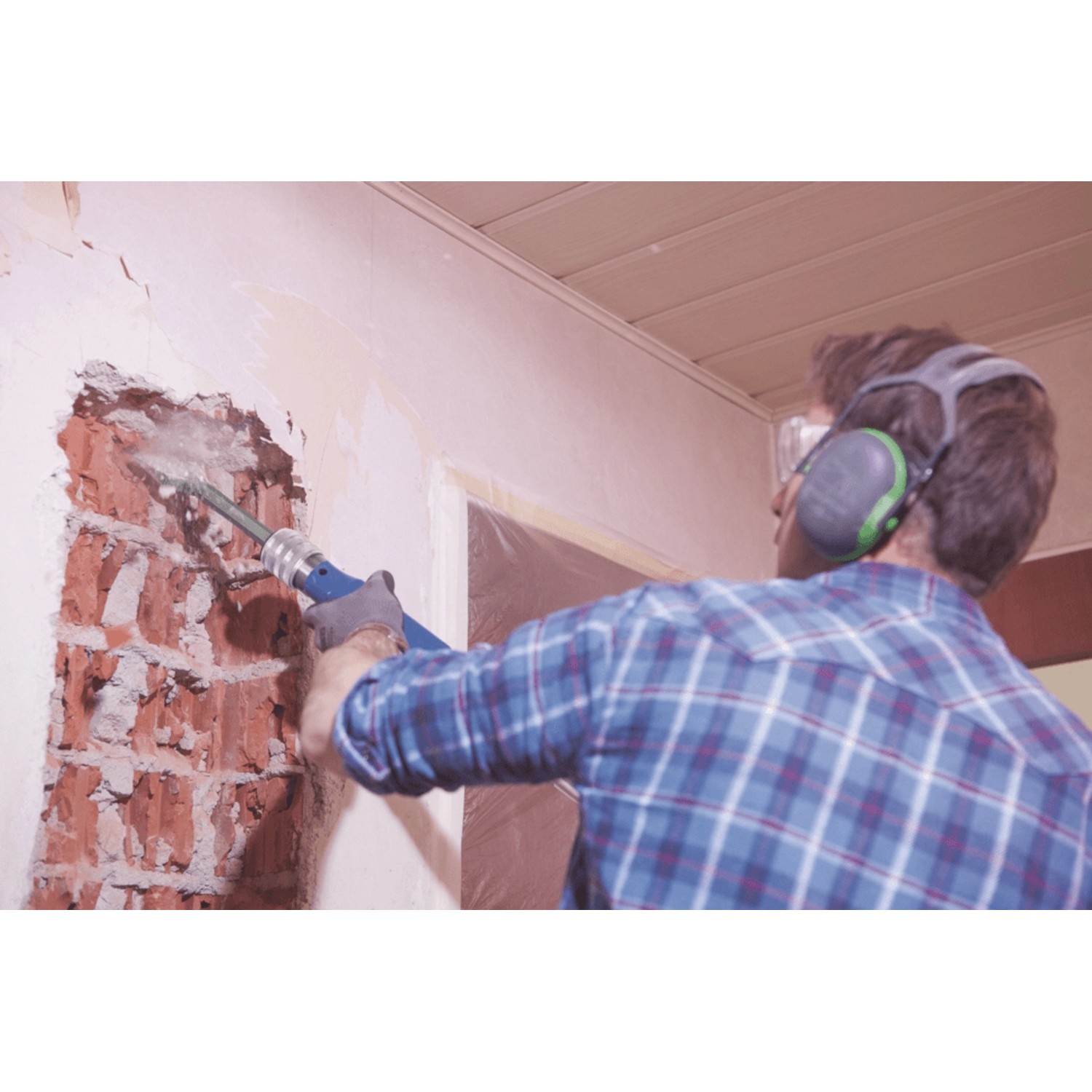 Scheppach Aero² Spade Druckluftspaten im Einsatz zum Stemmen von Mauerwerk.