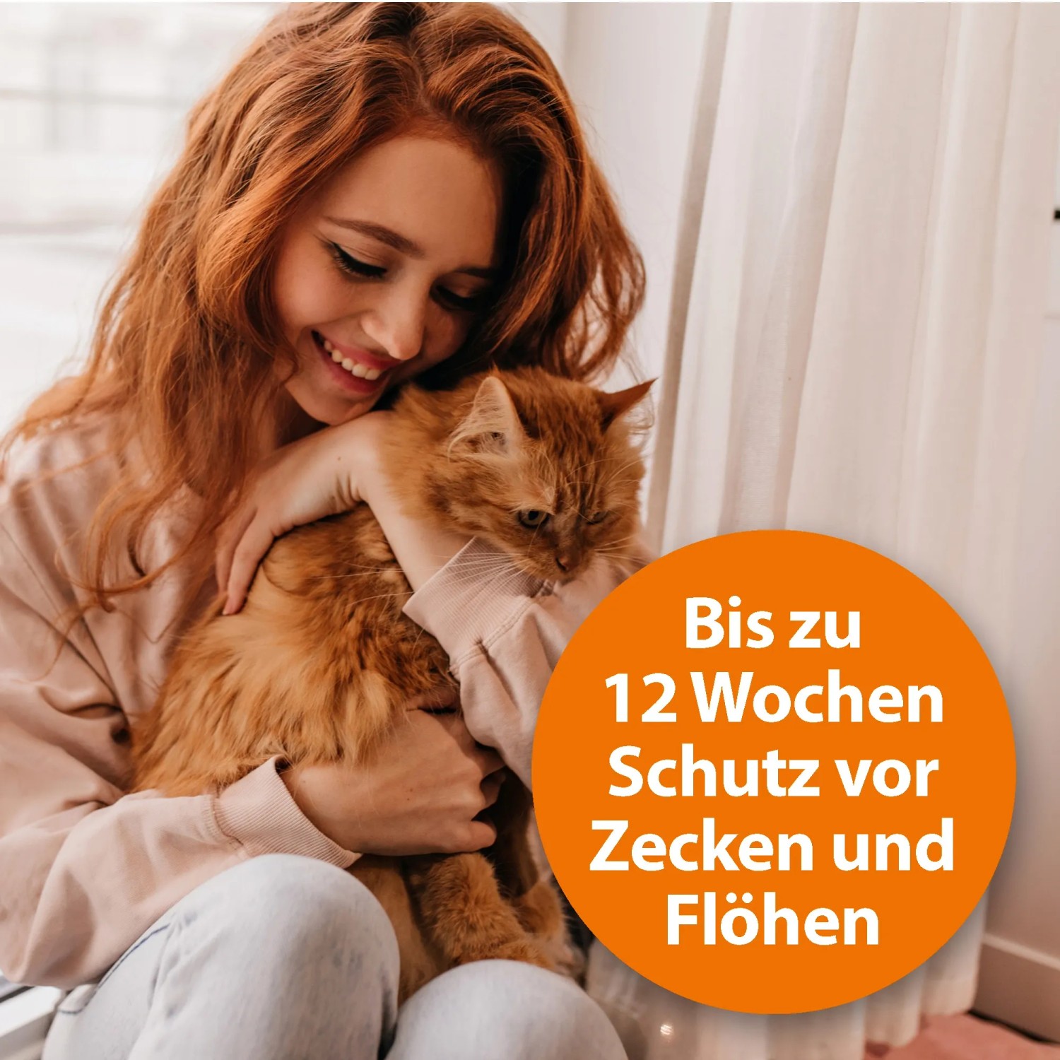 Frau hält Katze im Arm. Ardap Spot-On Zeckenschutz für Katzen bis 12 Wochen.