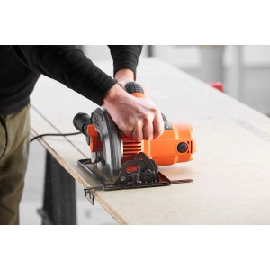 Black+Decker Handkreissäge CS1550 beim Sägen von Holz.