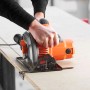 Black+Decker Handkreissäge CS1550 beim Sägen von Holz.