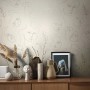 Beige Vliestapete Kylie 10 mit Textiloptik und modernem Frauengesicht Muster.