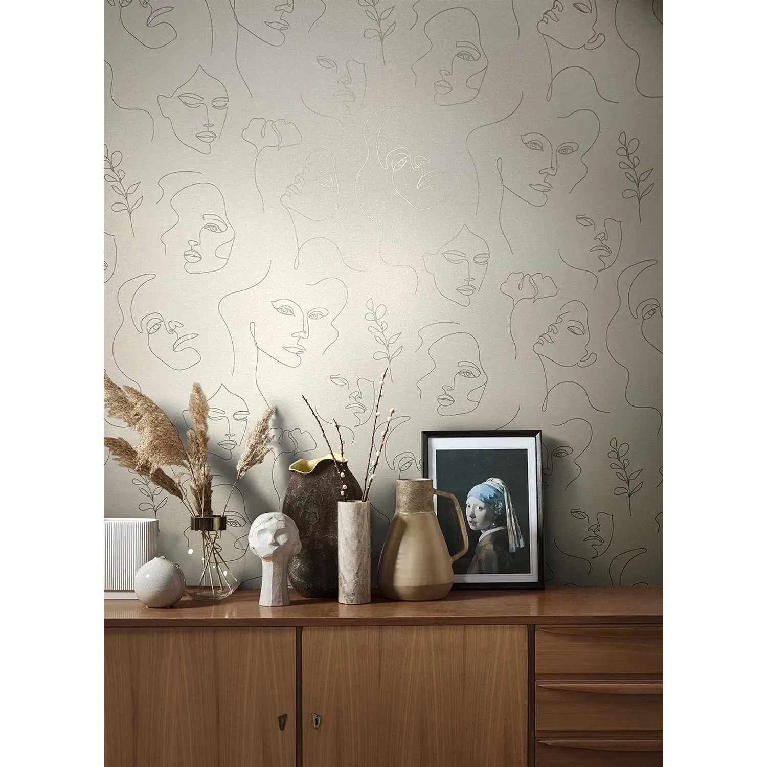 Beige Vliestapete Kylie 10 mit Textiloptik und modernem Frauengesicht Muster.
