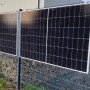 Absaar Balkonkraftwerk 600/800W mit 2 Solarpanels (je 410W) am Zaun montiert.