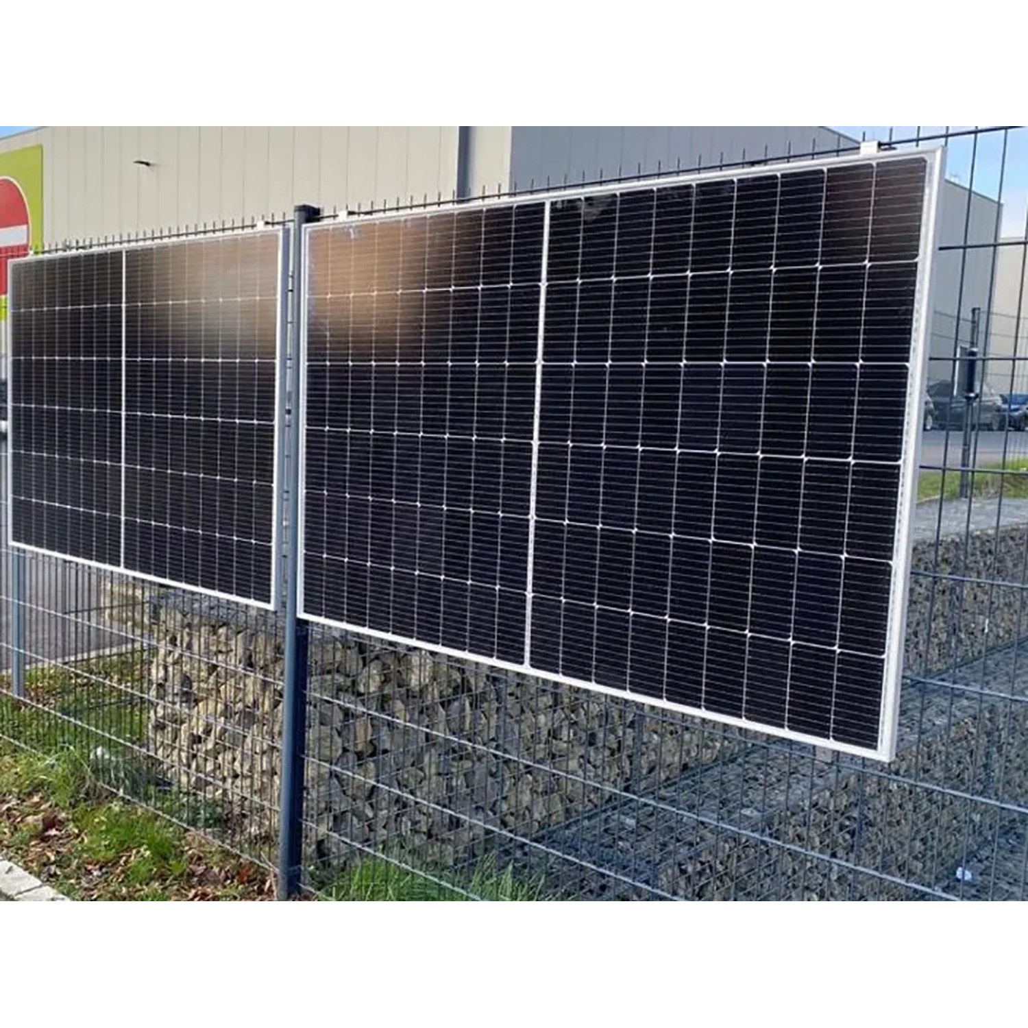 Absaar Balkonkraftwerk 600/800W mit 2 Solarpanels (je 410W) am Zaun montiert.